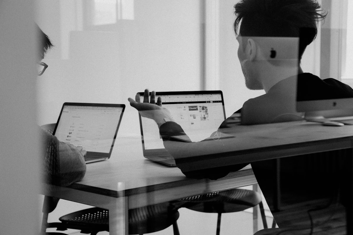 Outcomes și metrici — integrare LLM enterprise